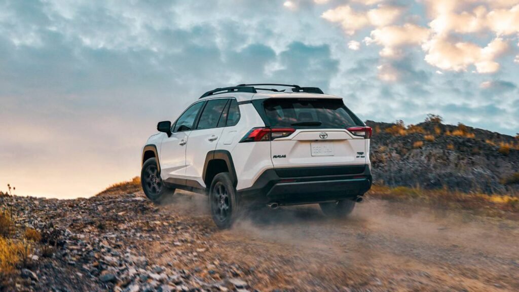 Toyota RAV4 подешевел на 6%: почему кроссовер остается лидером