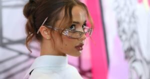 Валя Карнавал в ультракоротких шортах и чулках: новый образ звезды