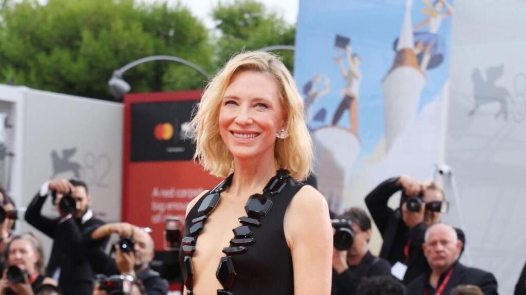 Венецианский кинофестиваль: звездные наряды на красной дорожке