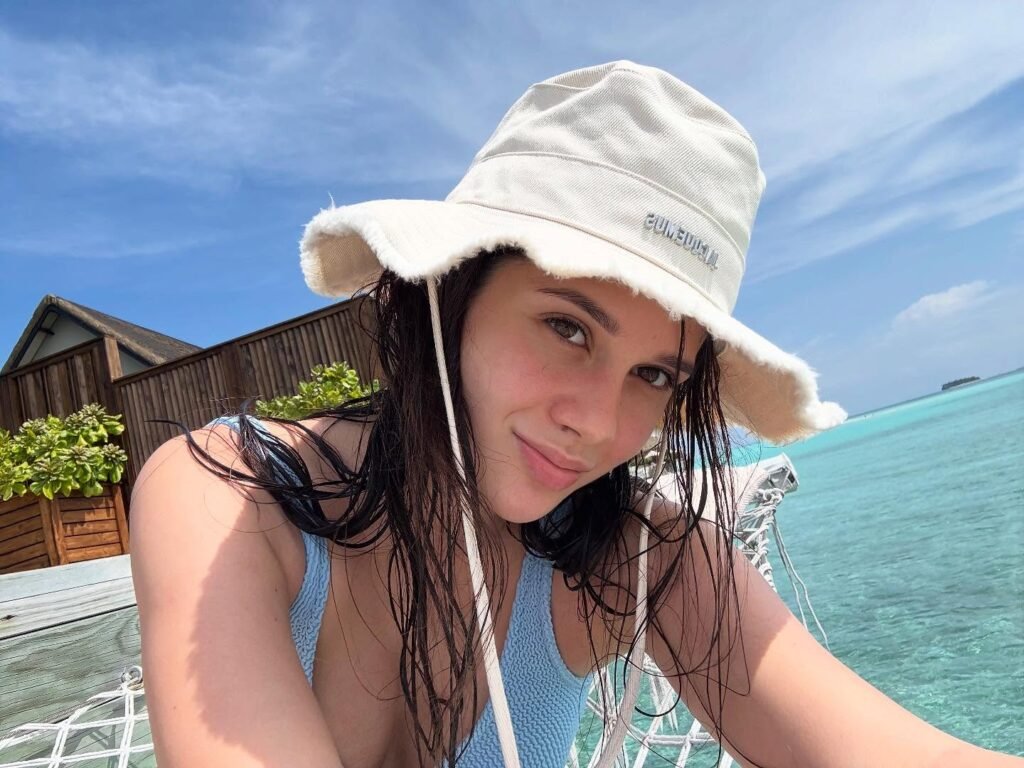 Виктория Петрова поделилась новым семейным фото с мужем и сыном