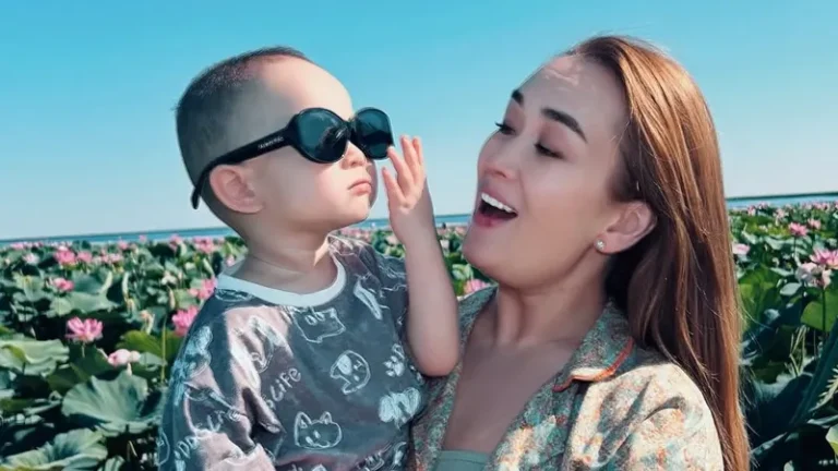 Внук Розы Рымбаевой освоил трактор в казахской деревне