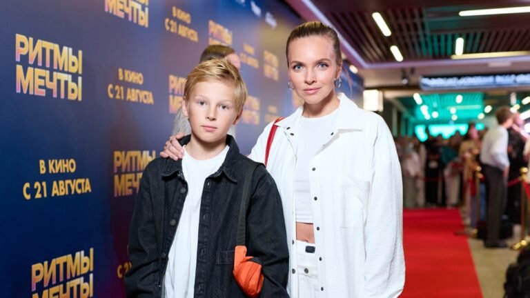 Звезда «Восьмидесятых» появилась на публике с новым спутником