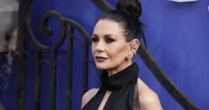 Звезды на премьере «Уэнздей»: Кэтрин Зета-Джонс, Дженна Ортега и другие