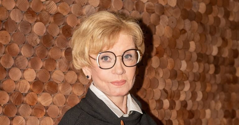 83-летняя Вера Алентова покорила сеть ярким образом