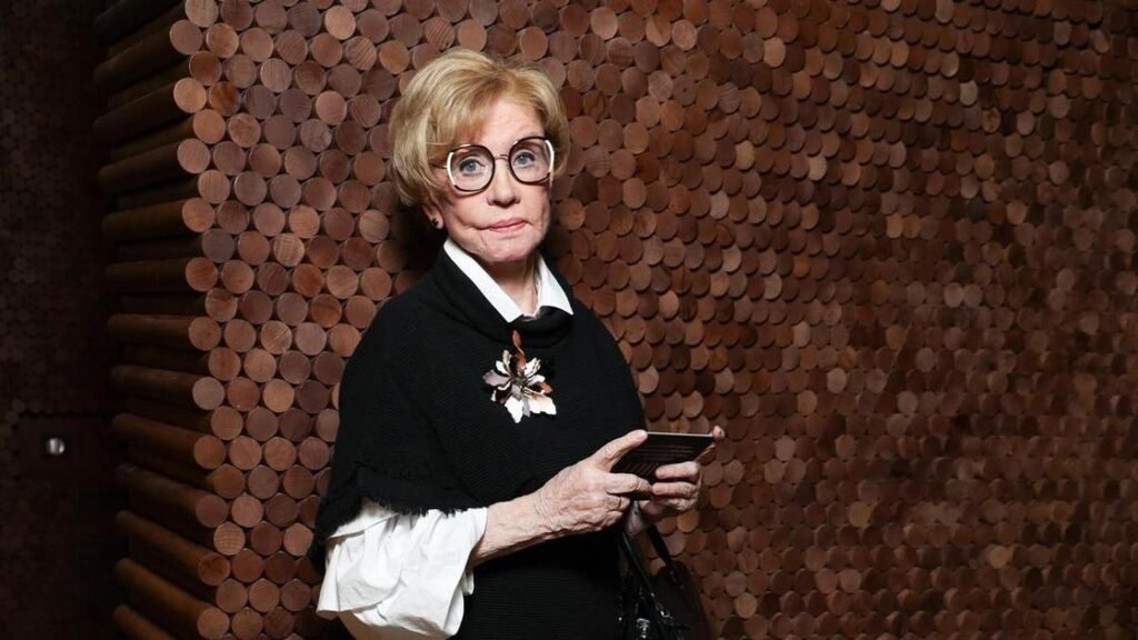 83-летняя Вера Алентова шокировала новым образом: платиновый блонд и яркий макияж