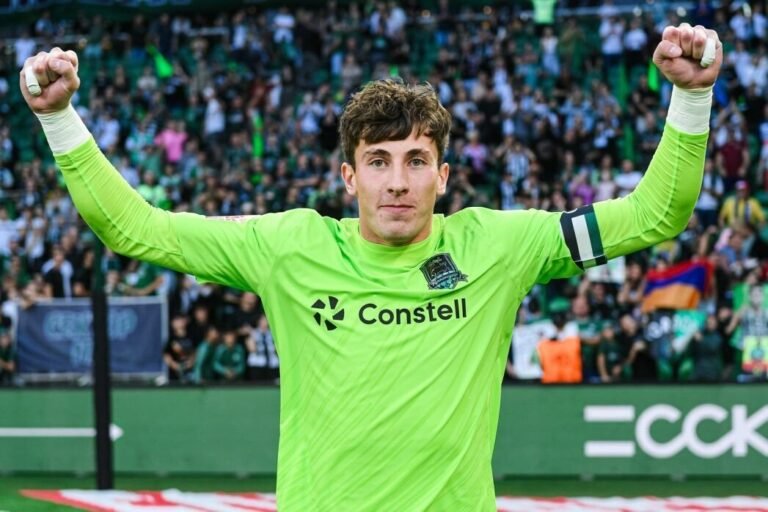 Агент Агкацева объяснил причину отъезда голкипера из сборной России