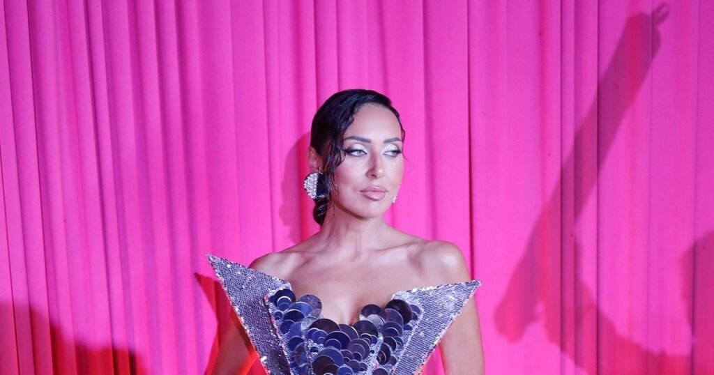 Алсу в облегающем платье в стразах произвела фурор на публике