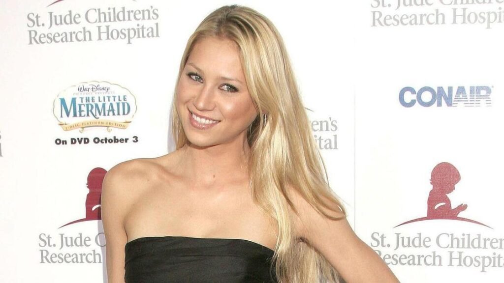 Анна Курникова в неожиданном образе: беременная теннисистка прогуливается в «бабушкином» кардигане