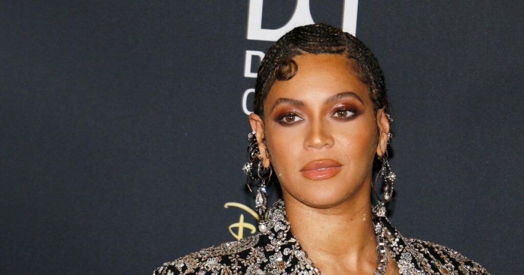 Бейонсе в платье с глубоким декольте на благотворительном гала-концерте