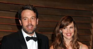 Бен Аффлек и Дженнифер Гарнер наслаждаются семейной прогулкой с детьми