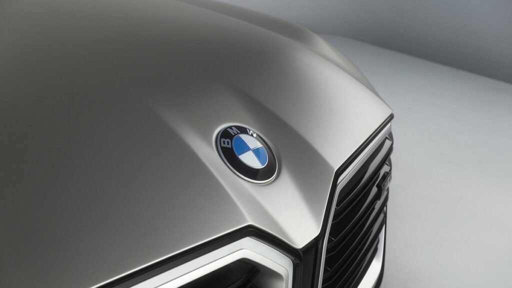 BMW представляет обновленный логотип с новым дизайном