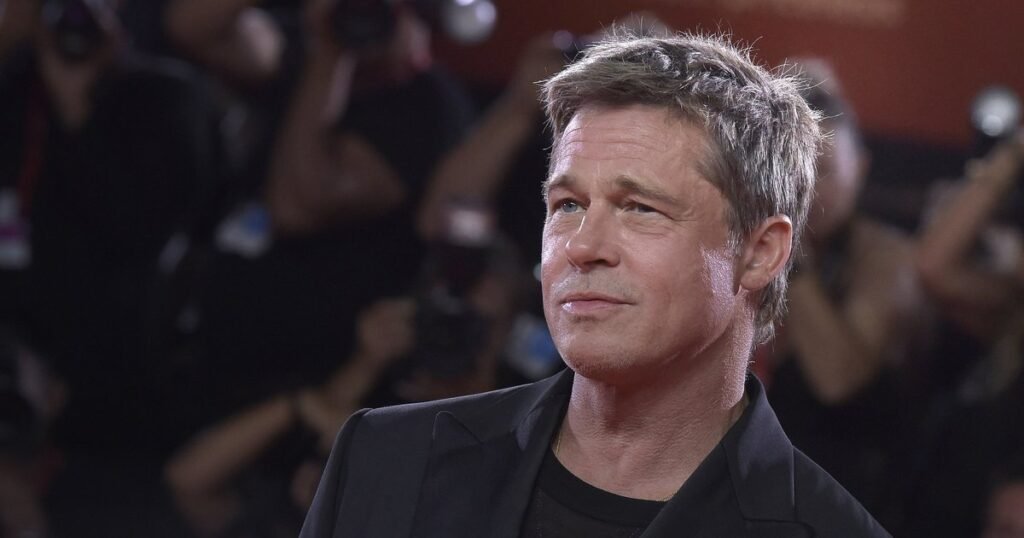 Брэд Питт удивил новым имиджем с париком и усами