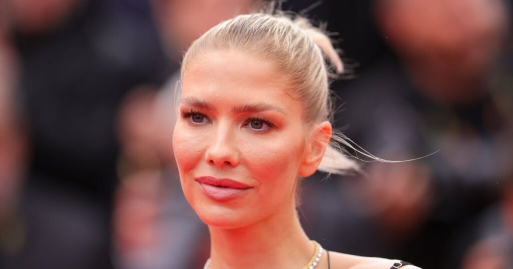 Бывшая возлюбленная миллиардера откровенно о пластике груди