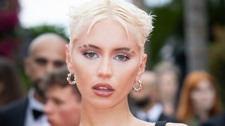 Дочь Джуда Лоу в смелом образе: обнажающее грудь платье и золотистые босоножки