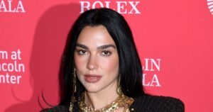 Дуа Липа в шокирующем наряде: певица появилась на публике в рваной юбке