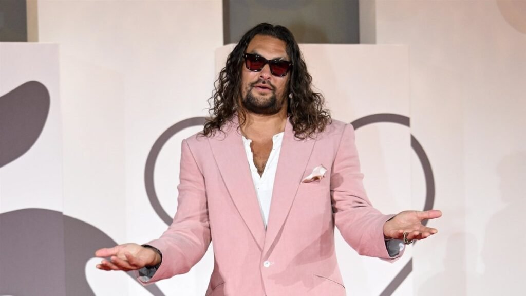 Джейсон Момоа на Венецианском кинофестивале: розовый костюм и шлепки