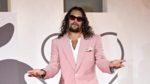 Джейсон Момоа на Венецианском кинофестивале: розовый костюм и шлепки