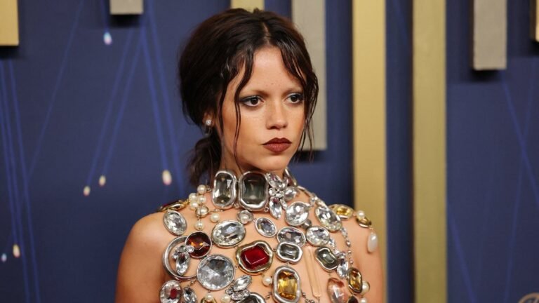 Дженна Ортега повторила образ из «Смерть ей к лицу» на «Эмми 2025»