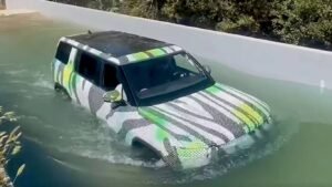 Электрокроссовер Rivian R2 выдержал брод глубиной 1 метр