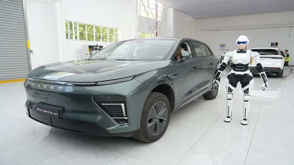 Exeed внедряет роботов-консультантов в автосалоны