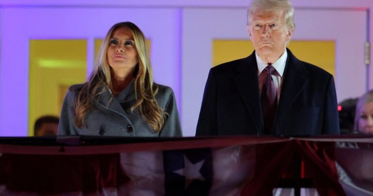 Язык тела Меланьи Трамп: контроль над стрессом в разговоре с Трампом