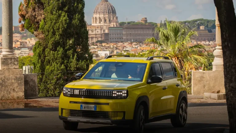 Jeep Avenger наступает на пятки Dacia Sandero в Италии