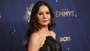 Кэтрин Зета-Джонс в полупрозрачном платье на премии «Эмми»