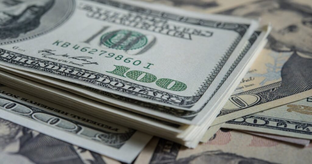 Курс доллара растет к мировым валютам в среду