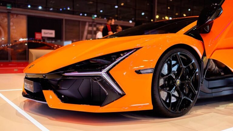 Lamborghini против электрокаров: ставка на V12 и гибриды