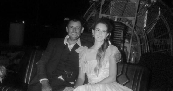 Лана Дель Рей рассекретила архивные фото со свадьбы с разводчиком аллигаторов