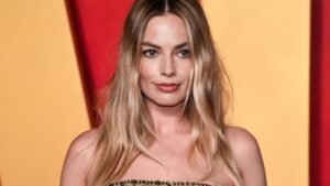 Марго Робби на съемках «Грозового перевала» в откровенном образе