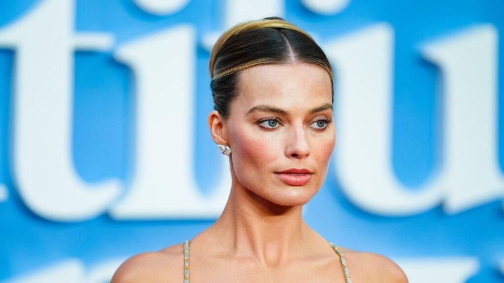 Марго Робби в прозрачном платье на красной дорожке