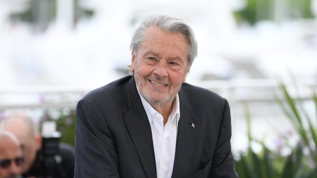 Младший сын Алена Делона оспорил завещание отца