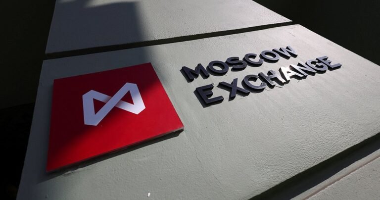 Мосбиржа приостановила торги на фондовом рынке: причины и последствия