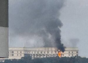 Мощная атака ВС РФ: в Киеве горит правительственное здание