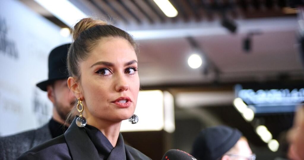 Муцениеце переносит свадебное путешествие из-за детей