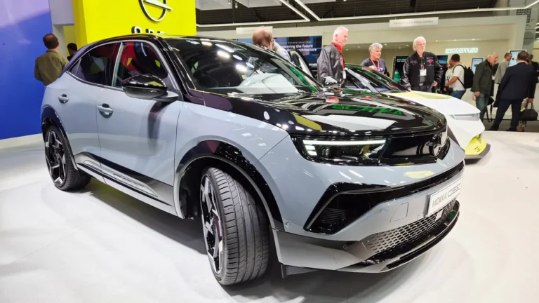 Неожиданные истоки известных автобрендов: от швейных машин до авиации