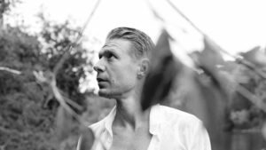 Никита Ефремов показал смелый образ с обнаженным торсом