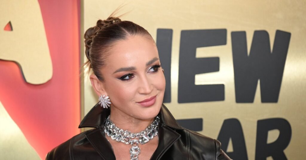 Ольга Бузова покорила фанатов сходством с Моникой Беллуччи на отдыхе в Сицилии