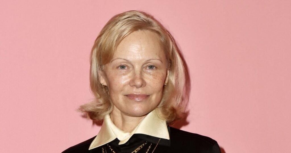 Памела Андерсон без макияжа на презентации Pandora в Нью-Йорке