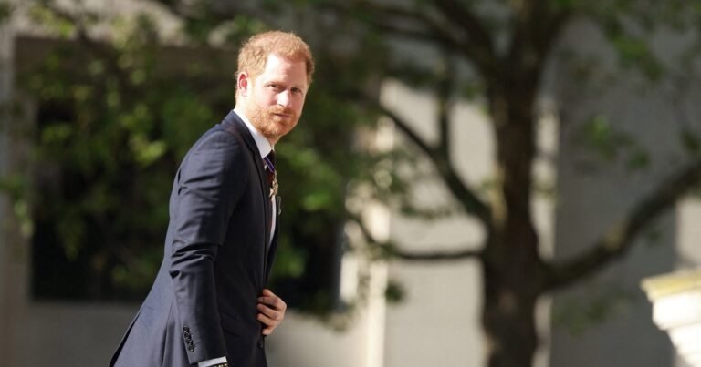 Примирение близко: принц Гарри возвращается в Лондон и может встретиться с королем