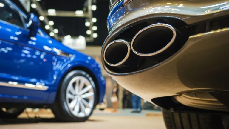 Продажи автомобилей в России могут упасть на 30%: что ждет рынок