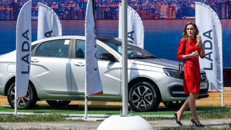 Продажи Lada Vesta рухнули: причины обвала и конкуренция на рынке