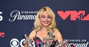 Сабрина Карпентер в откровенном образе вышла на сцену VMA 2025
