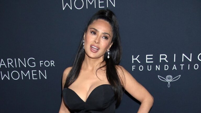 Сальма Хайек в 59 лет снова поражает: откровенный наряд на красной дорожке