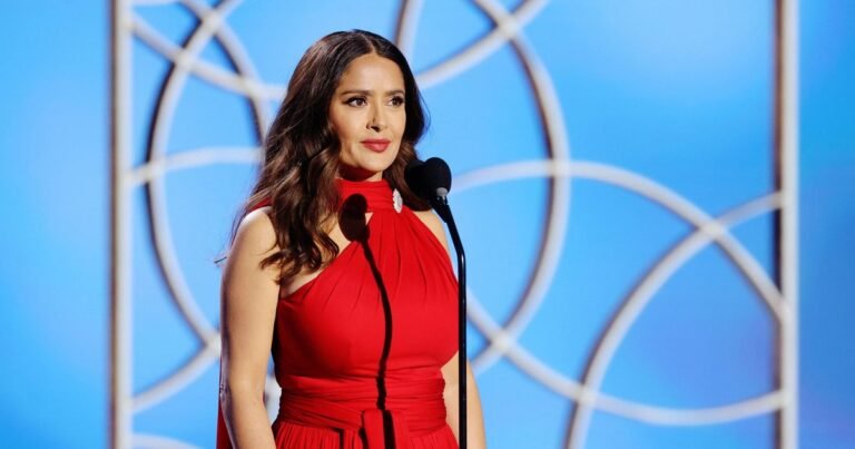 Сальма Хайек в 59 лет восхищает фигурой в бикини