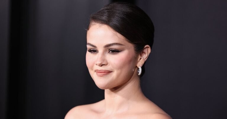 Селена Гомес о борьбе с комплексами и самоакцепции