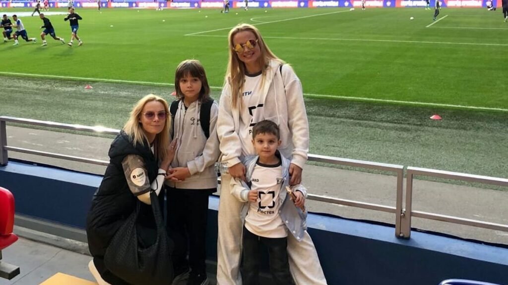 Сестры Арнтгольц посетили футбольный матч с сыновьями