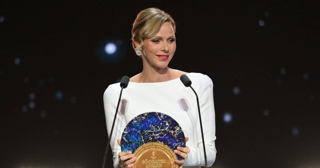 Шарлен, княгиня Монако, блистает на футбольной премии в эффектном платье