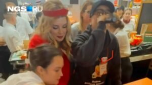 Слава Марлоу раздал картошку фри в Новосибирске: видео и детали акции